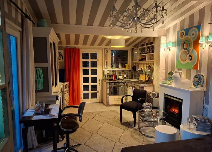 Maison Et Terrasse Dans Le Jardin Du Chateau De Gaillard