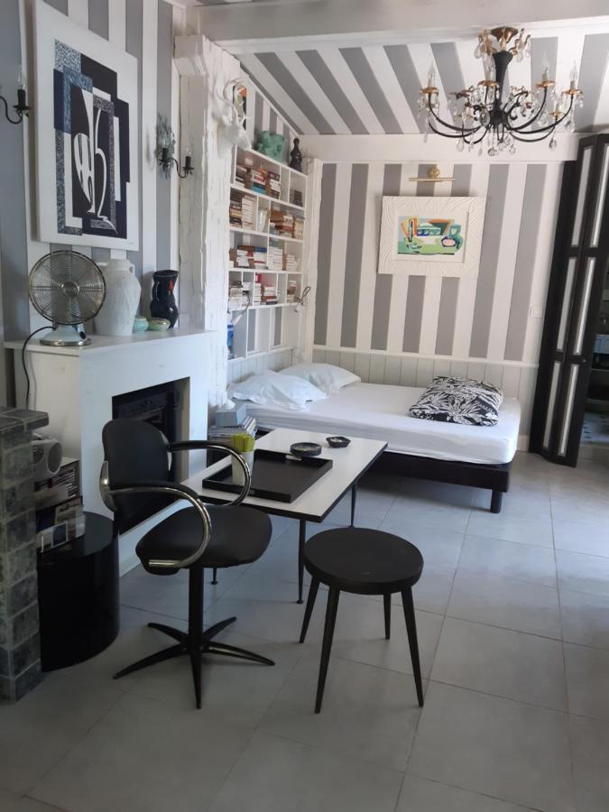 Maison Et Terrasse Dans Le Jardin Du Chateau De Gaillard * Marseilles